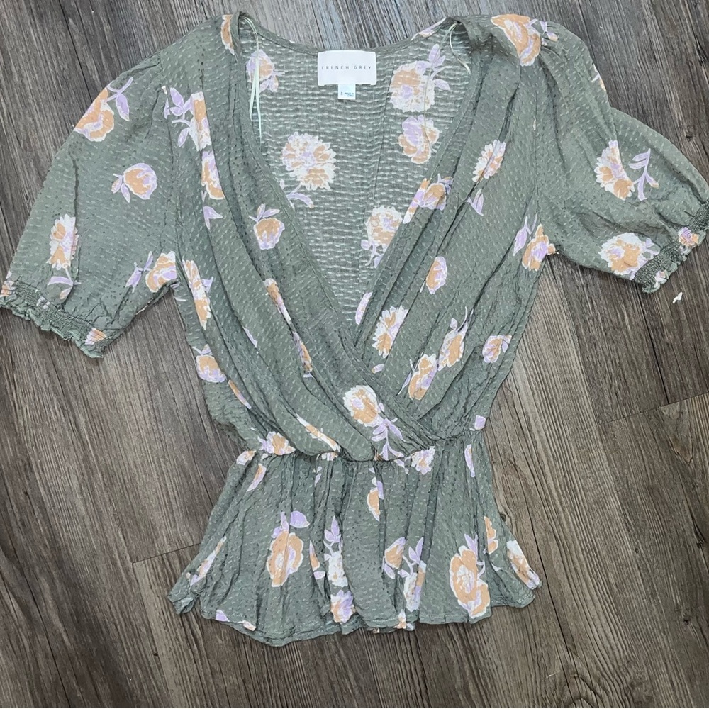 French Grey Women’s Size Small Floral Cinched Waist Blouse